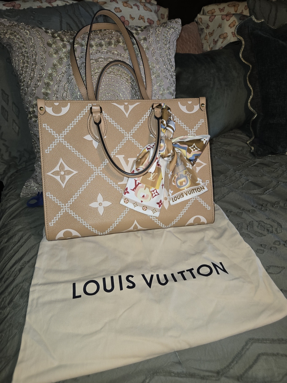 Louis Vuitton Arizona Onthego MM with Matching Authentic scarf